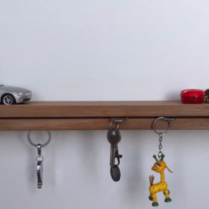Schlüsselbrett aus Eiche mit Ablagefläche, Aufhängeschlitz und Magneten